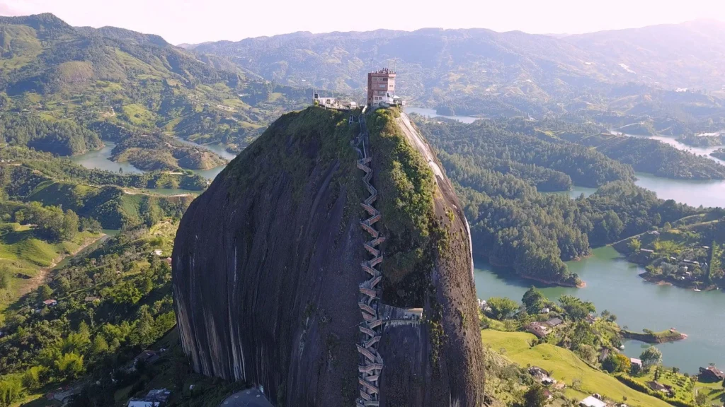 コロンビアの観光地ラ・ピエドラ・デル・ペニョール