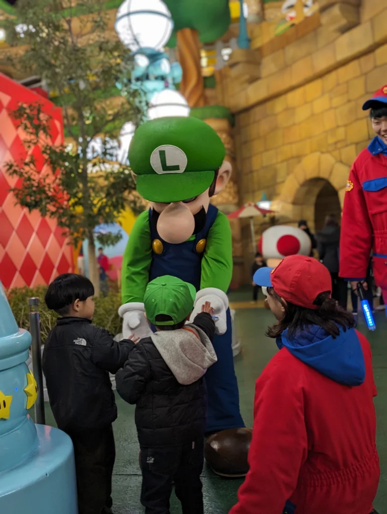 遊園地で遊ぶ子どもたち