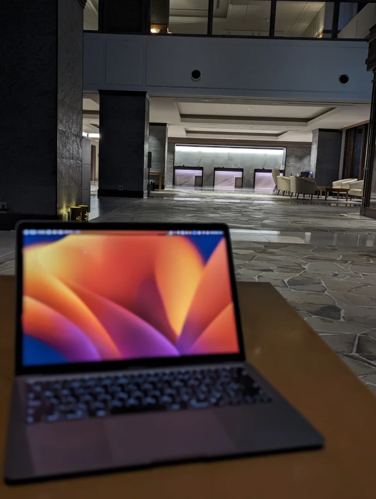 ホテルのロビーとMacBook