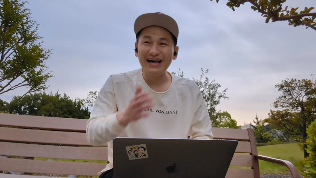 ホテルの中庭でYouTube撮影をするお父ちゃん