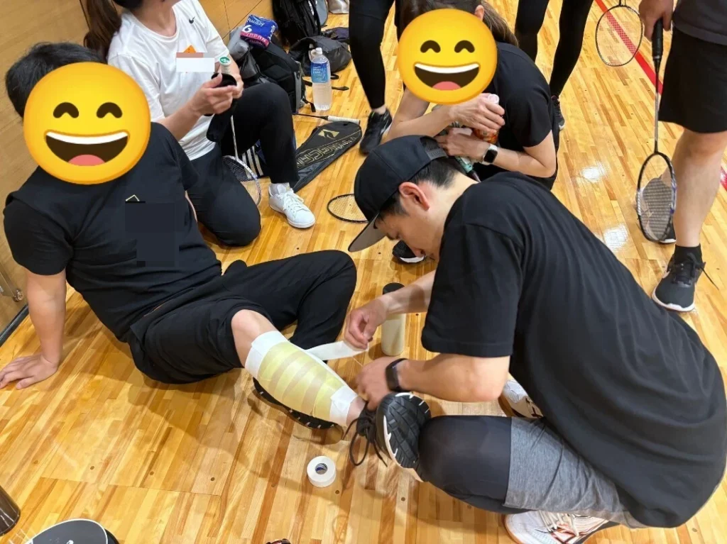 バドミントンで負傷した人の処置をするお父ちゃん