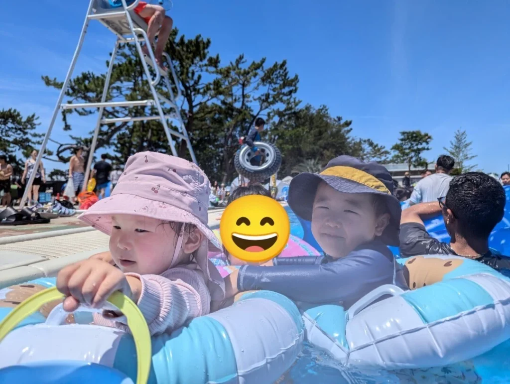 プールで遊ぶ子どもたち