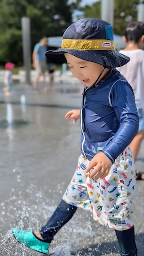 水遊びをする男の子