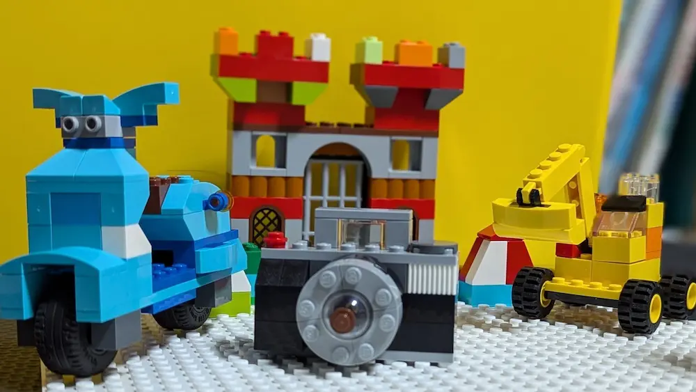 レゴブロックで作ったカメラやショベルカー