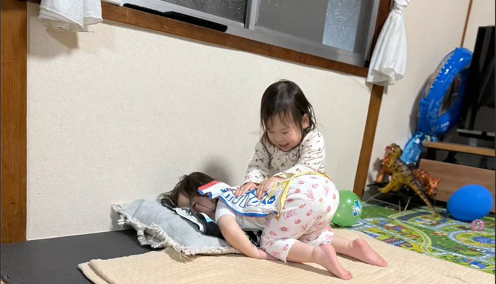 マッサージを真似する女の子