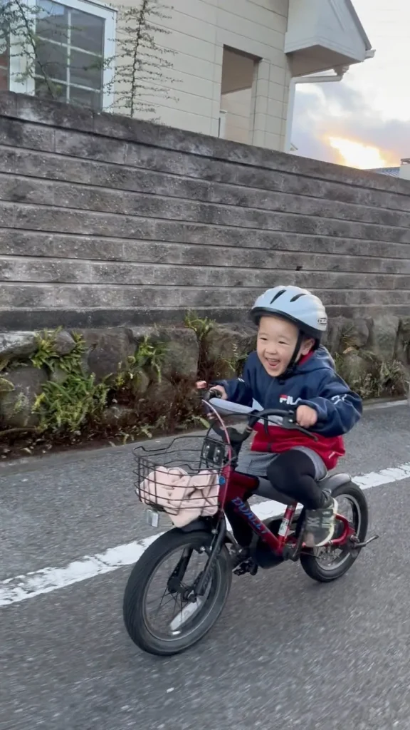 楽しそうに自転車に乗る男の子
