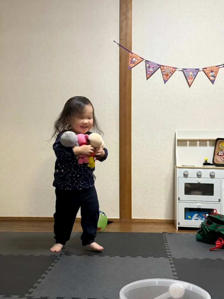 ぬいぐるみを抱っこしている女の子