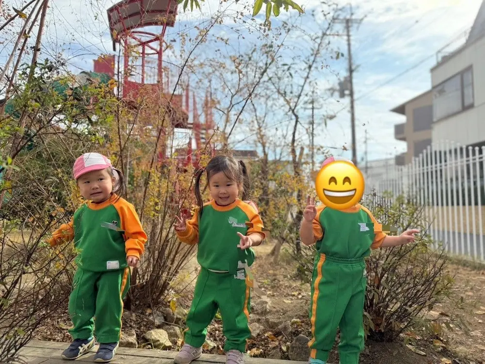 ピースサインをする女の子の写真