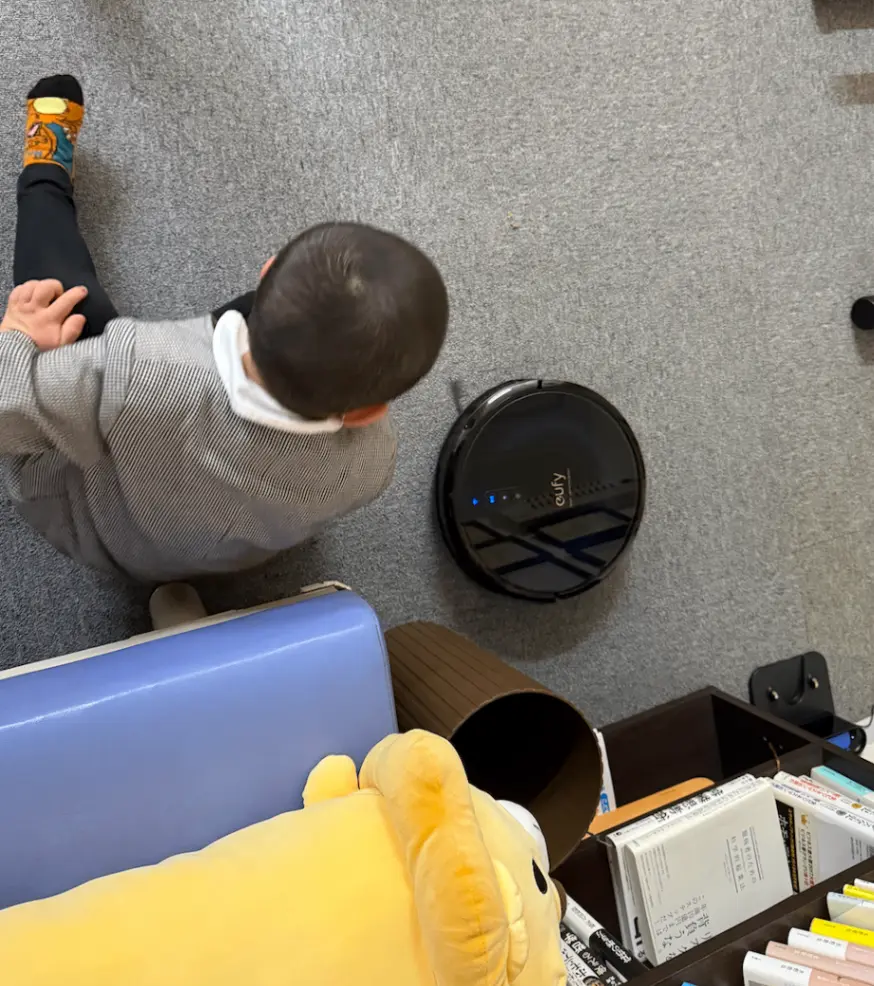 ロボット掃除機と男の子