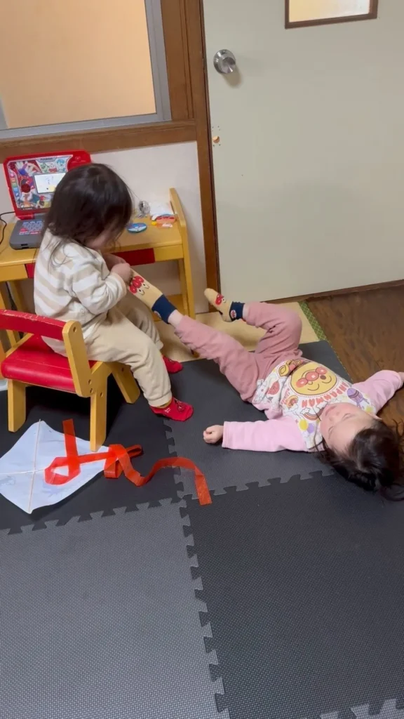 靴下を脱がせようとしている女の子