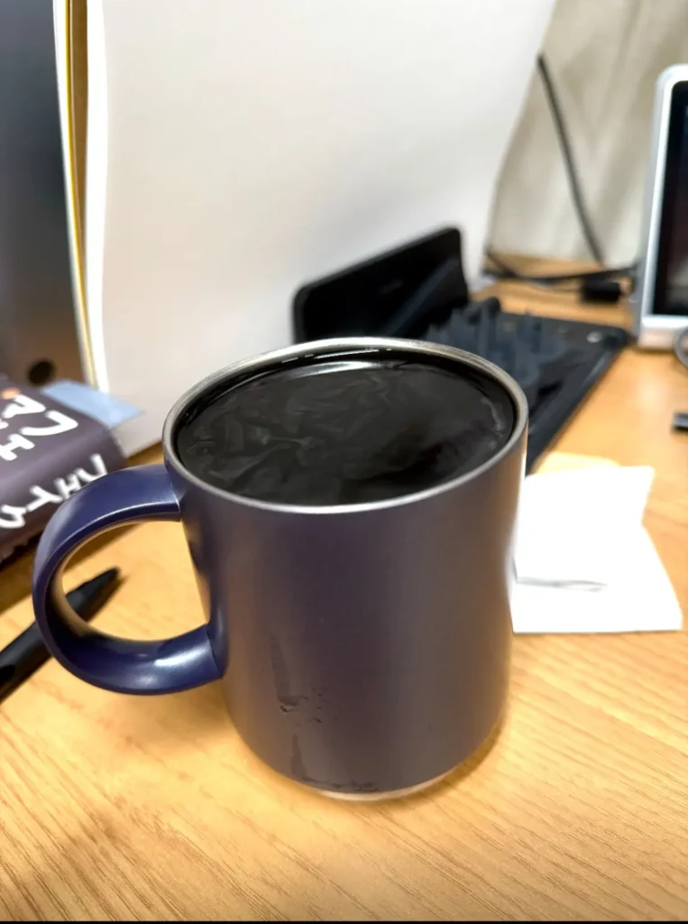 なみなみ淹れられたマグカップのコーヒー