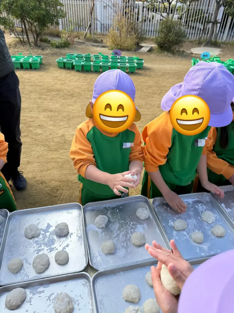 みんなで餅を丸めて